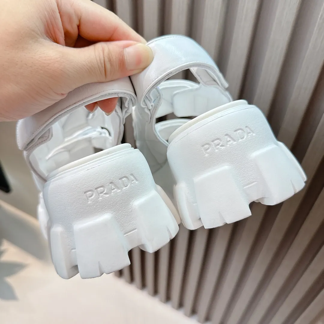 👟👟Ex-factory price 560👟👟 Prada New sandal series for summer Thick-soled sandals This is a must-have for summer. It feels soft and delicate on the feet and is extremely comfortable. You can mix it with you at will. Original molded midsole. Original foaming technology tooth outsole, size 35-41.